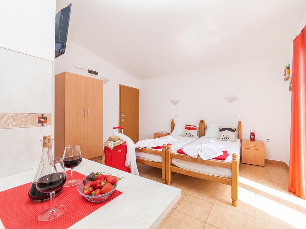 Apartments Viktorija Petrovac Buitenkant foto